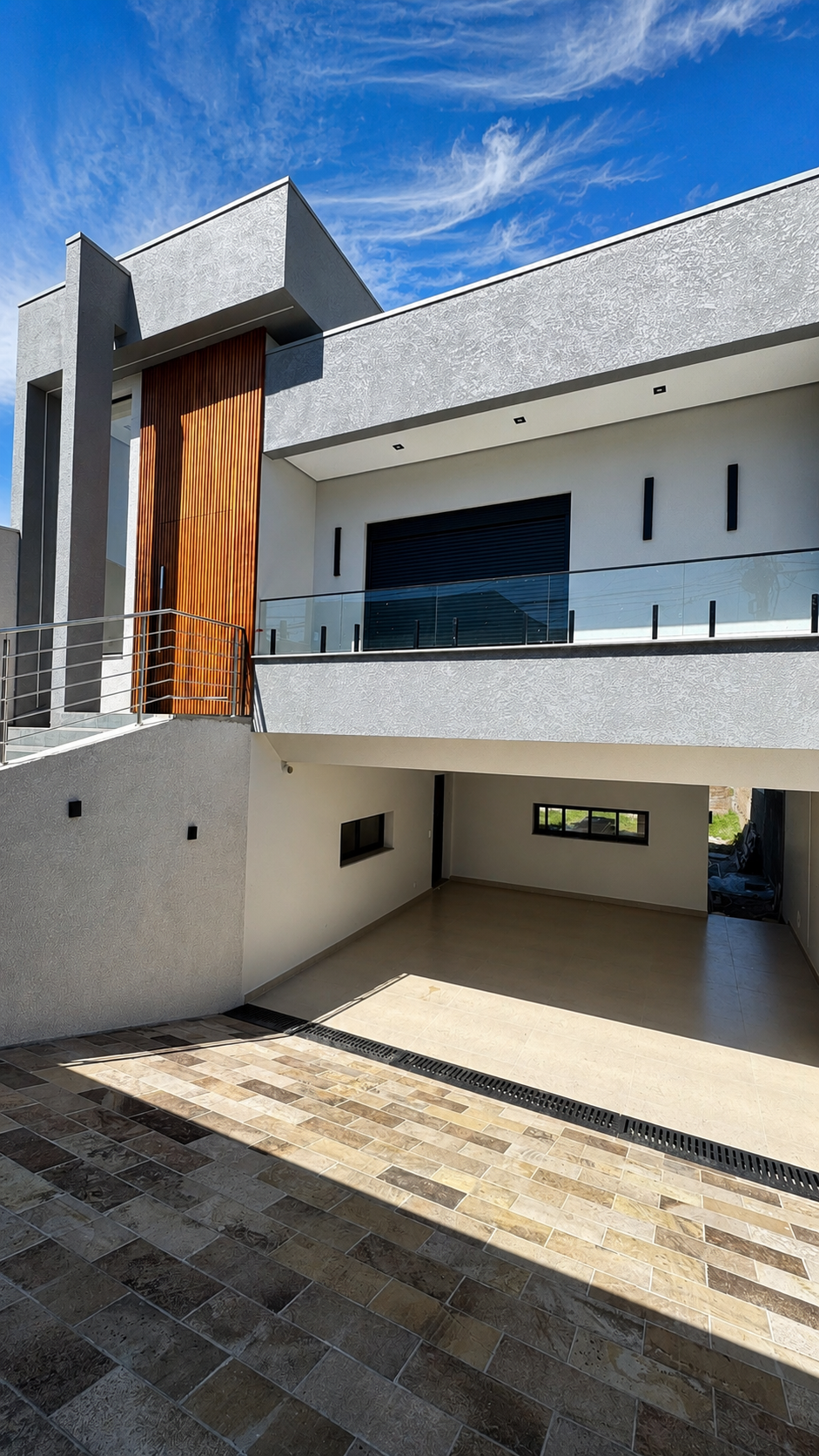Fachada de dois pavimentos com terraço e piscina